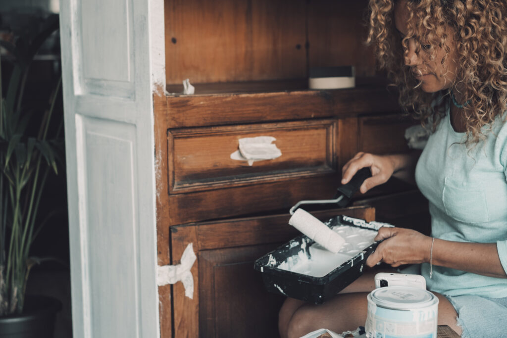 mujer restaurando un mueble